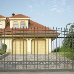 Posuvná kovaná brána vyrobena v UKOVMI pro rodinný dům