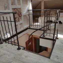 Geländer mit Muster OMA entworfen und hergestellt im Atelier UKOVMI für den Innenraum im Dachgeschoss