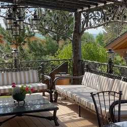 Luxusné záhradné sedenie - zastrešenie terasy, nábytok a svietidlá v exkluzívnom ručne kovanom prevedení