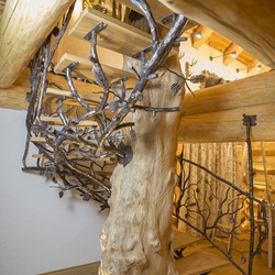 Umělecké točité schodiště v myslivecké chatě - pohled na detail zdola