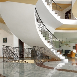 Luxusné viacposchodové zábradlie v interiéri so zárukou kvality