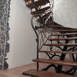 Kované schodiště s výjimečným zábradlím doplněné dřevem - interiérový design