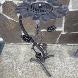 Umelecký ručne kovaný popolník v tvare sosny vhodný ako luxusný dar