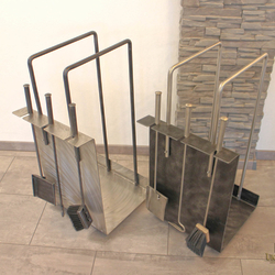 Moderne Kamingarnituren – Holzkorb mit Kaminbesteck aus Edelstahl