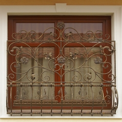 Geschmiedete dekorative Gitter an den Fenstern von UKOVMI für ein Einfamilienhaus