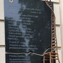 Pamätná tabuľa vyhotovená k projektu Prázdna stolička v Evanjelickej spojenej škole v Prešove Pamätná tabuľa vyhotovená k projektu Prázdna stolička v Evanjelickej spojenej škole v Prešove