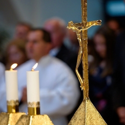Kovaný kríž s plastikou Krista v kostole