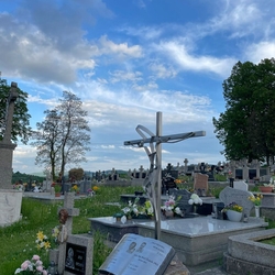Monument avec un livre créé à la mémoire de deux prêtres Monument avec un livre créé à la mémoire de deux prêtres