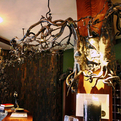Výjimečný interiérový závěsný lustr - ručně kované svítidlo Kořeny