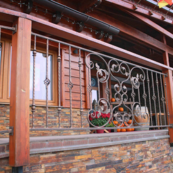 Zábradlí do exteriéru kombinace kov - dřevo - luxusní hotel v Tatrách