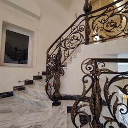 Výjimečné rustikální schodišťové zábradlí vyrobené v ateliéru kovářského umění UKOVMI