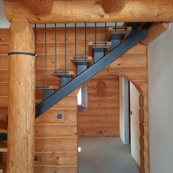 Interiérové schodisko vyrobené v UKOVMI do drevenice na východe Slovenska