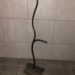 Umělecký stojan do WC a koupelny vykovaný jako větev