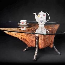 Ručně vyrobený dubový stolek se sklem a kovanými nohami - designový nábytek