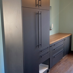 Dizajnové hranaté úchytky v sivej farbe vyrobené do modernej kuchyne