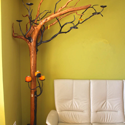 Umělecká lampa - interiérové ​​kované svítidlo vyrobené jako svícen ve tvaru stromu - originální svítidlo
