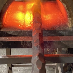 Nahrievanie železa v kováčskej vyhni v umeleckom kováčstve UKOVMI
