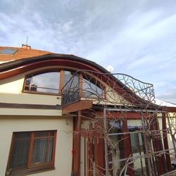 Design-Geländer auf dem Balkon eines Einfamilienhauses – exklusives Außengeländer