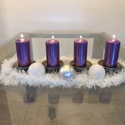 Kovaný adventný svietnik s jednoduchým dizajnom - vianočný svietnik s klinčekmi na upevnenie sviečok