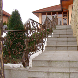 Exteriérové kované zábradlí - schody v zahradě