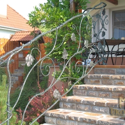 Kované zábradlí rostlinný motiv - slunečnice - exteriérové ​​zábradlí u rodinného domu