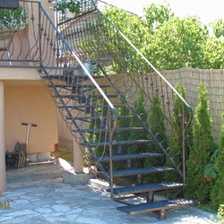 Treppe und schmiedeeisernes Geländer