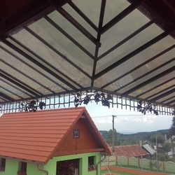 Kovaný přístřešek s přírodním dubovým motivem - zastřešení balkonu