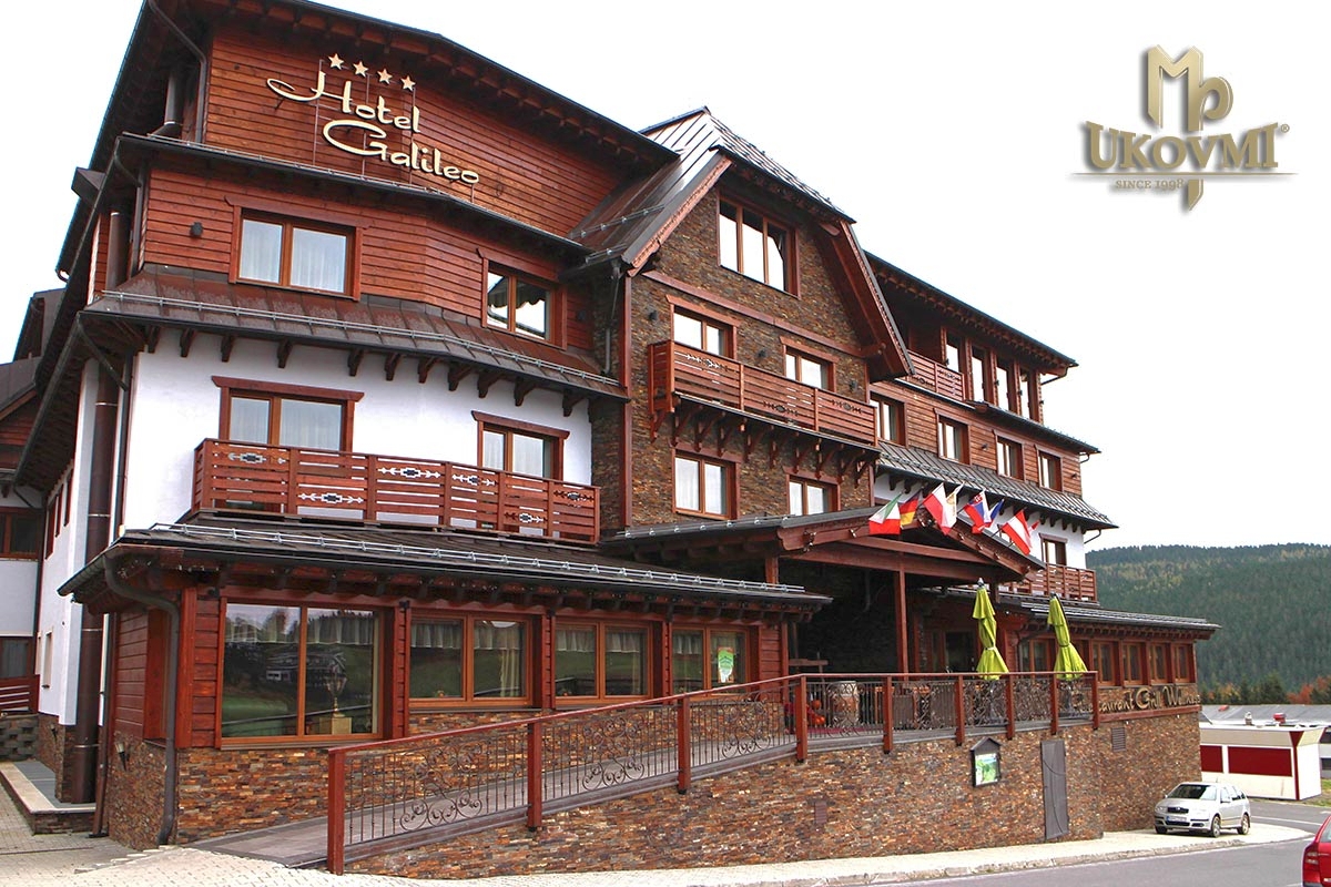 Tradičné zábradlie pre horský hotel